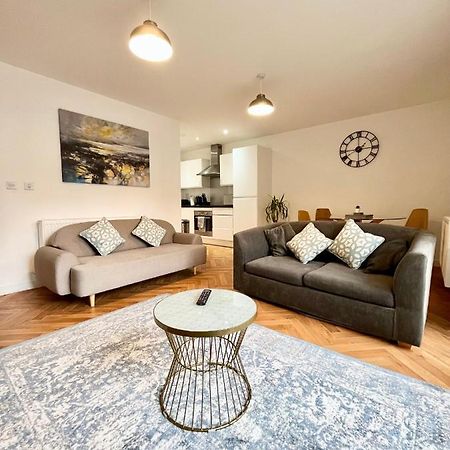 2 Double Beds Or 4 Singles, 2 Bathrooms, Free Parking, Smart Tv'S, Close To Gunwharf Quays, Beach & Historic Dockyard Portsmouth Exterior foto