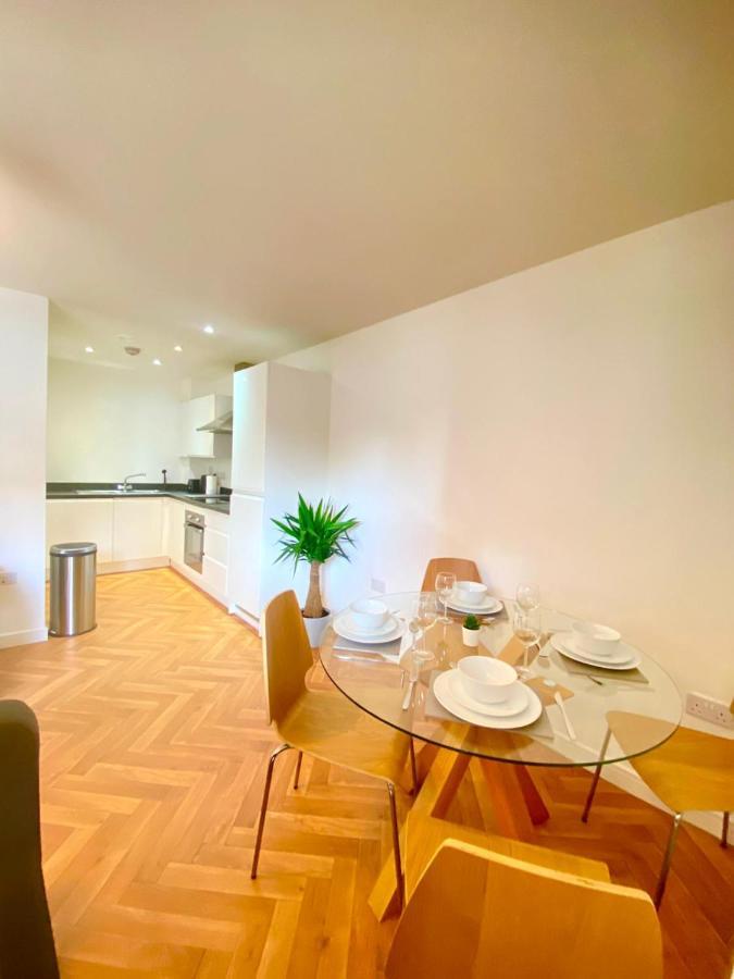 2 Double Beds Or 4 Singles, 2 Bathrooms, Free Parking, Smart Tv'S, Close To Gunwharf Quays, Beach & Historic Dockyard Portsmouth Exterior foto