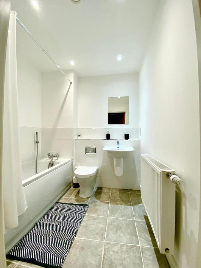 2 Double Beds Or 4 Singles, 2 Bathrooms, Free Parking, Smart Tv'S, Close To Gunwharf Quays, Beach & Historic Dockyard Portsmouth Exterior foto