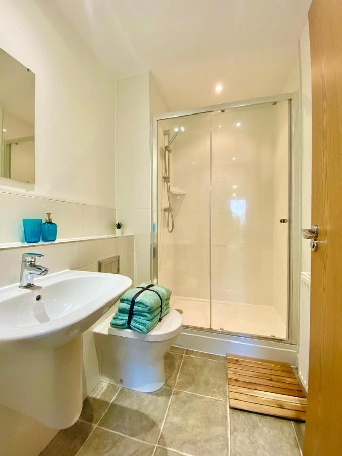 2 Double Beds Or 4 Singles, 2 Bathrooms, Free Parking, Smart Tv'S, Close To Gunwharf Quays, Beach & Historic Dockyard Portsmouth Exterior foto